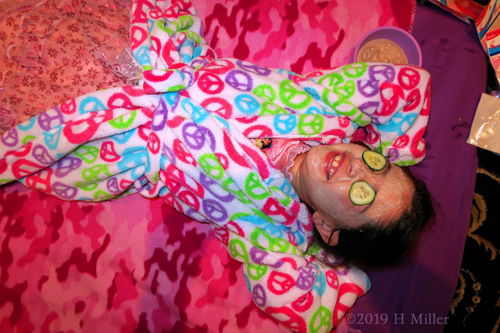 I Am Gonna Have A Relaxing Time With Cucumbers On The Eyes During Girls Facials. I Am Gonna Have A Relaxing Time With Cucumbers On The Eyes During Girls Facials.